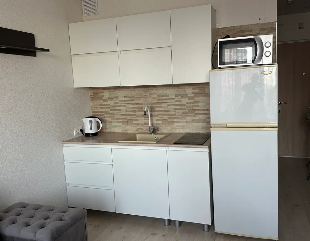 Стильная квартира студия с двуспальной кроватью