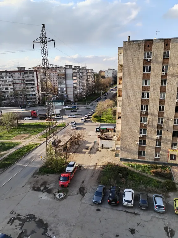 Уютная жилая комната в жилом помещении с видом на город, в центре ЗЖМ