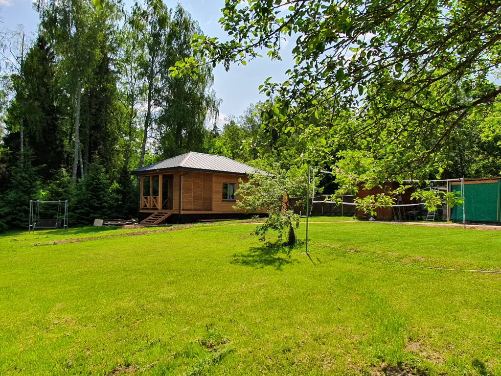 Уютный дом в лесу рядом с речкой