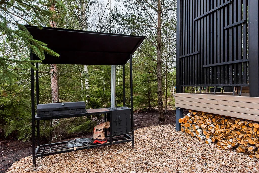 Уютный дом в окружении  леса