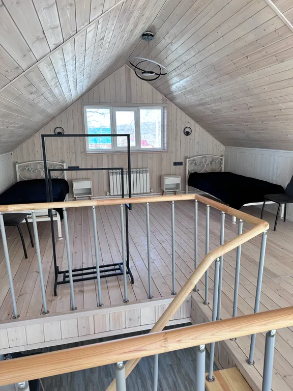 Уютный дом на горе рядом с лесом