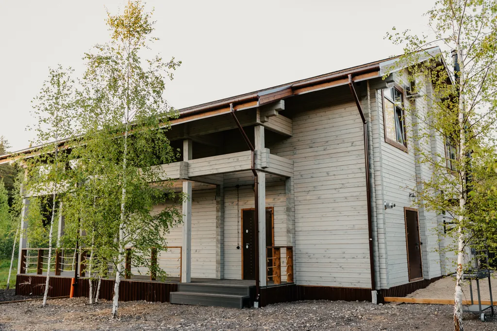 Большой дом в вековом лесу