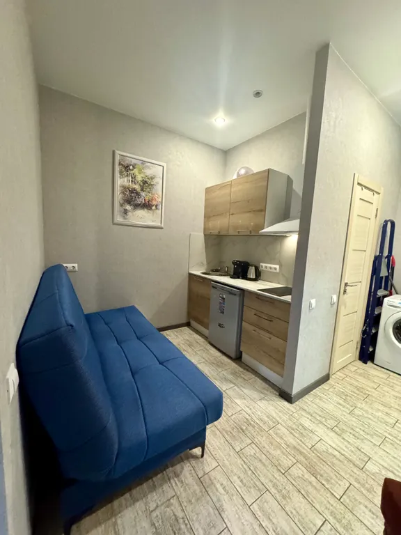 Студия с выделенной спальней и балконом в центре