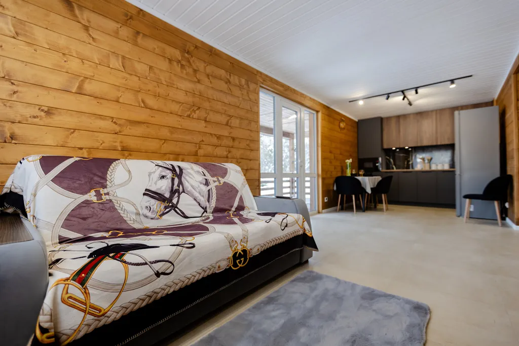 Коттедж Уютный дом с 2 спальнями с видом на лес — Крошнозеро