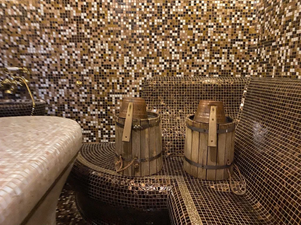 Большой дом с баней, бассейном и видом на озеро