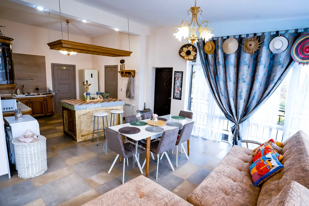 Номер делюкс с видом на бассейн, горы и аэропорт