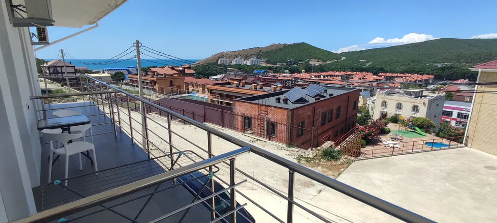 Уютная комната с видом на море