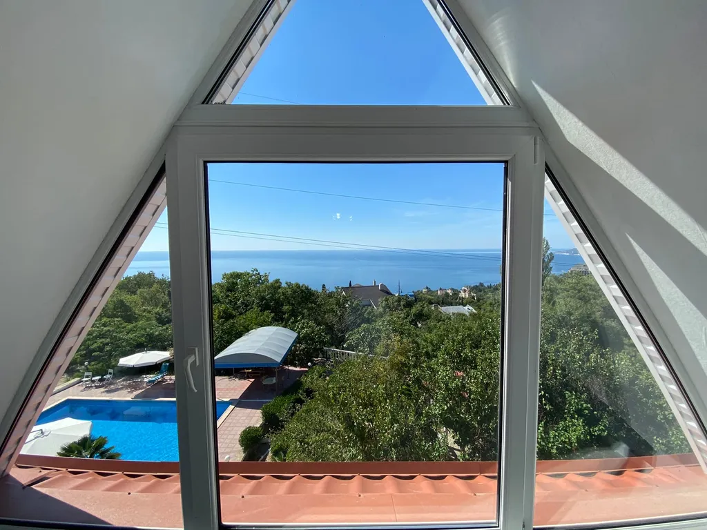 Вилла в сосновом бору с бассейном и видом на море и горы