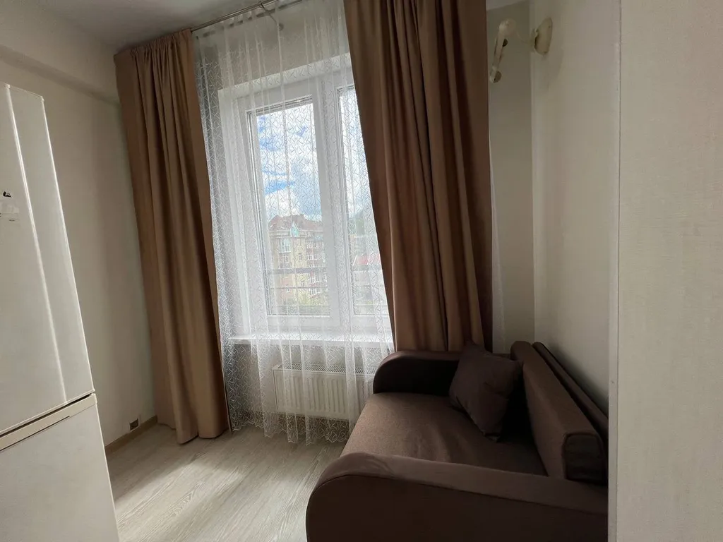 Апартамент с просторной спальней и выделенной кухонной зоной