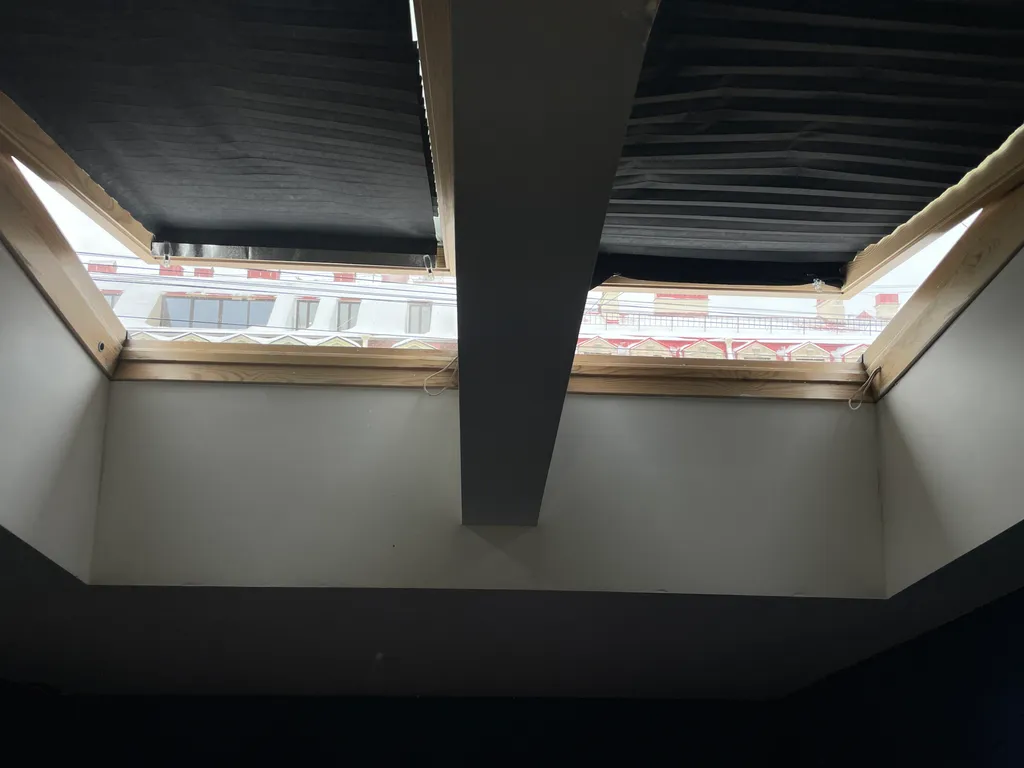 Красная комната на мансарде