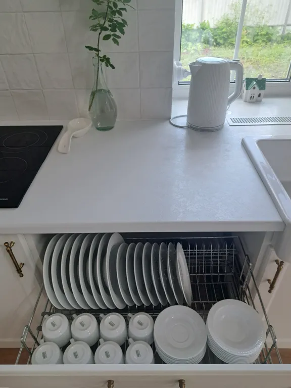 Белый дом на тихой улочке