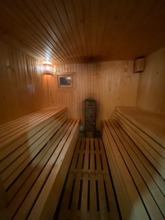 Дом для отдыха с камином, баней, оформлением к празднику