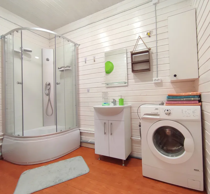 Птица синица House с огромным балконом у озера