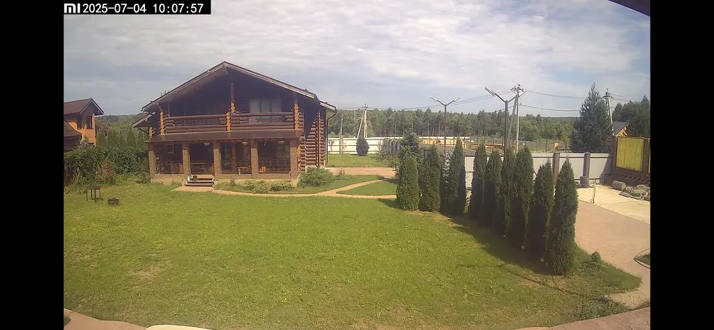 Загородный дом в лесу у реки