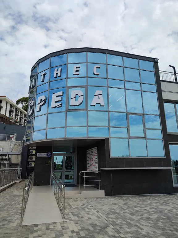 Квартира с 2 отдельными спальнями и кухней-гостинной недалеко от моря