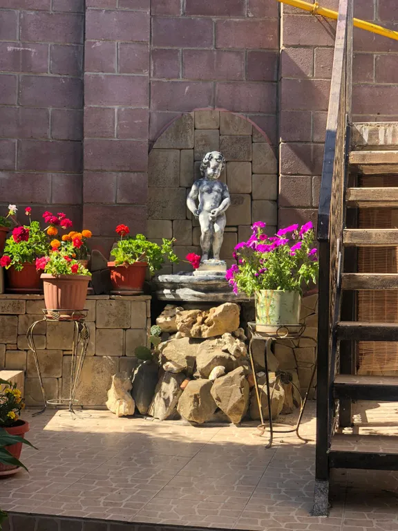 Коттедж с шикарной видовой террасой и шезлонгами