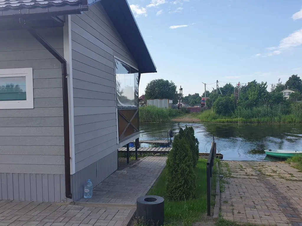 Дом с террасой на берегу реки Кобонка