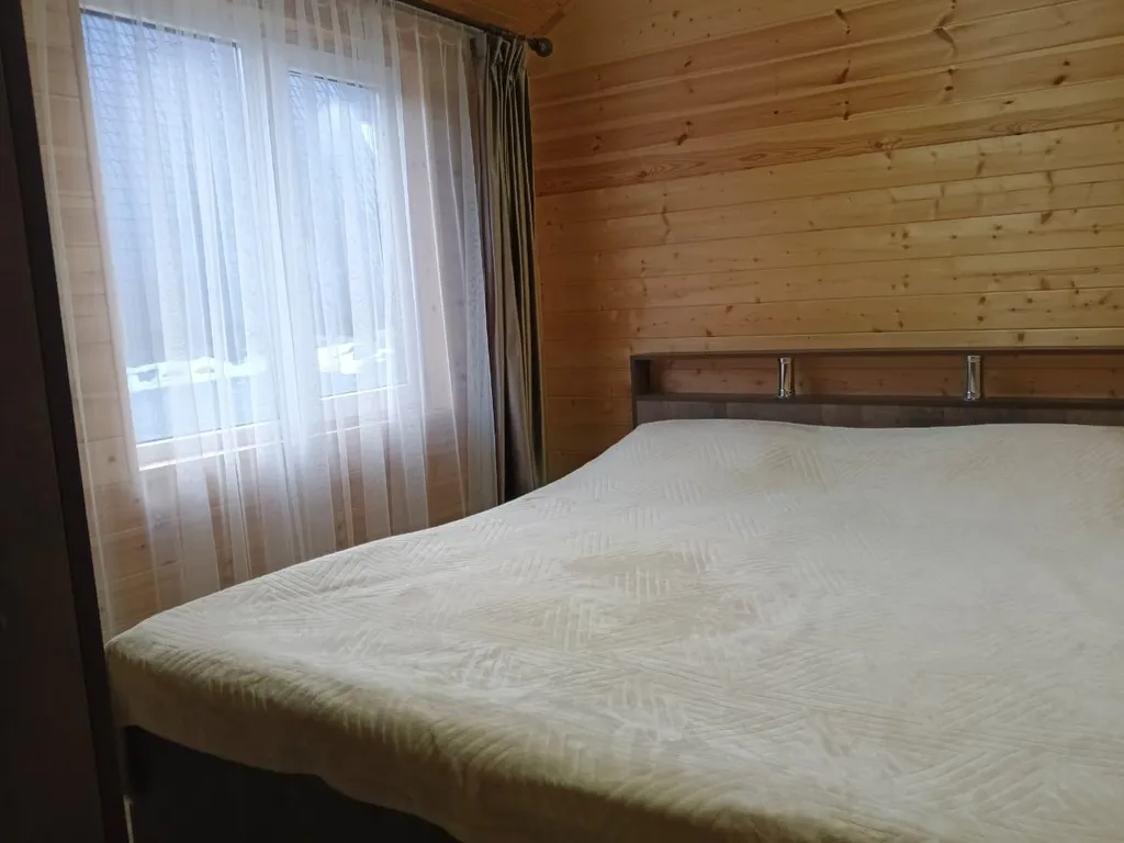 Барнхаус с видом из панорамных окон на красивый пейзаж Домбайских гор