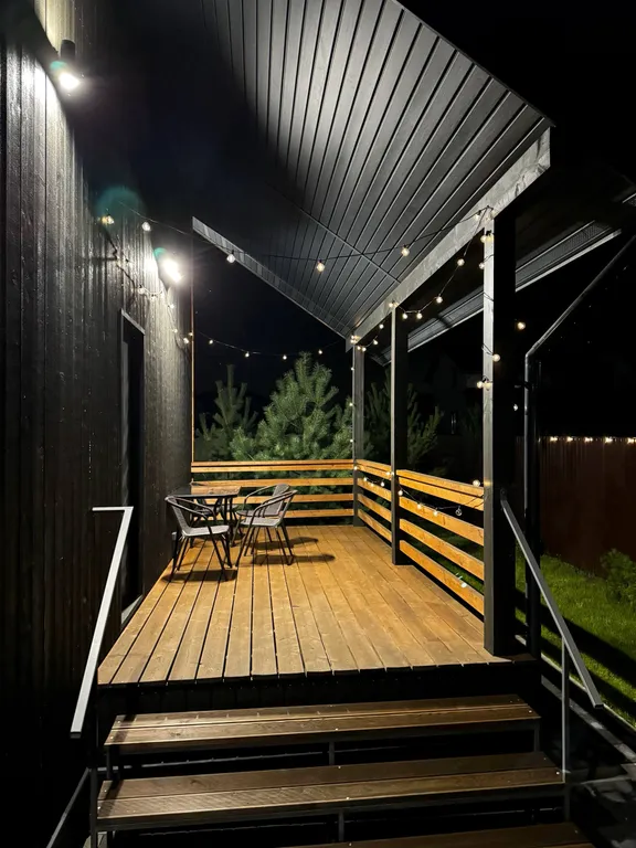 Стильный дом-шале с панорамными окнами, террасой и костровой зоной