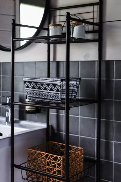 Черный дом на берегу водохранилища