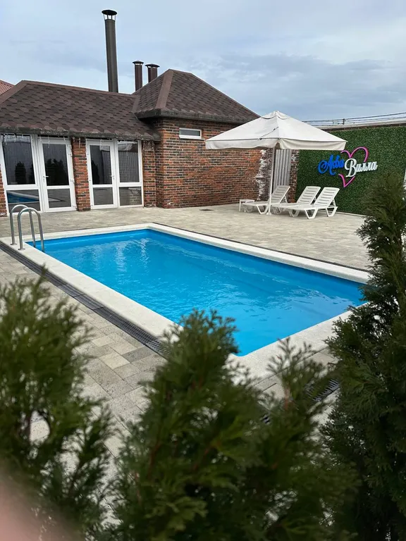 Коттедж с баней на дровах и теплым бассейном