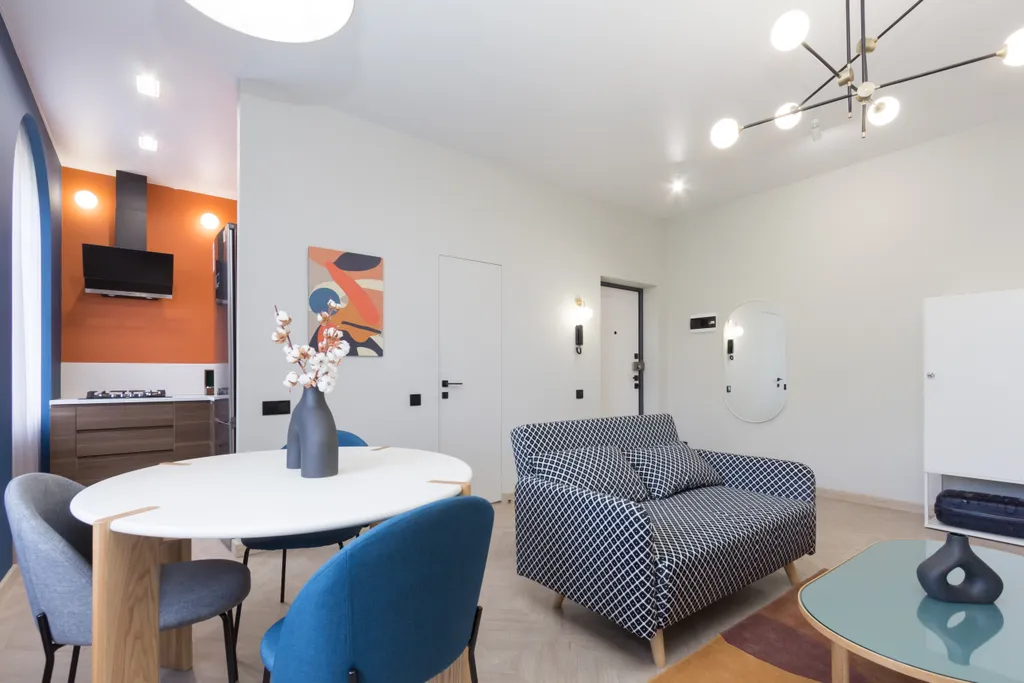 Величественная сталинка на набережной вокруг достопримечательностей