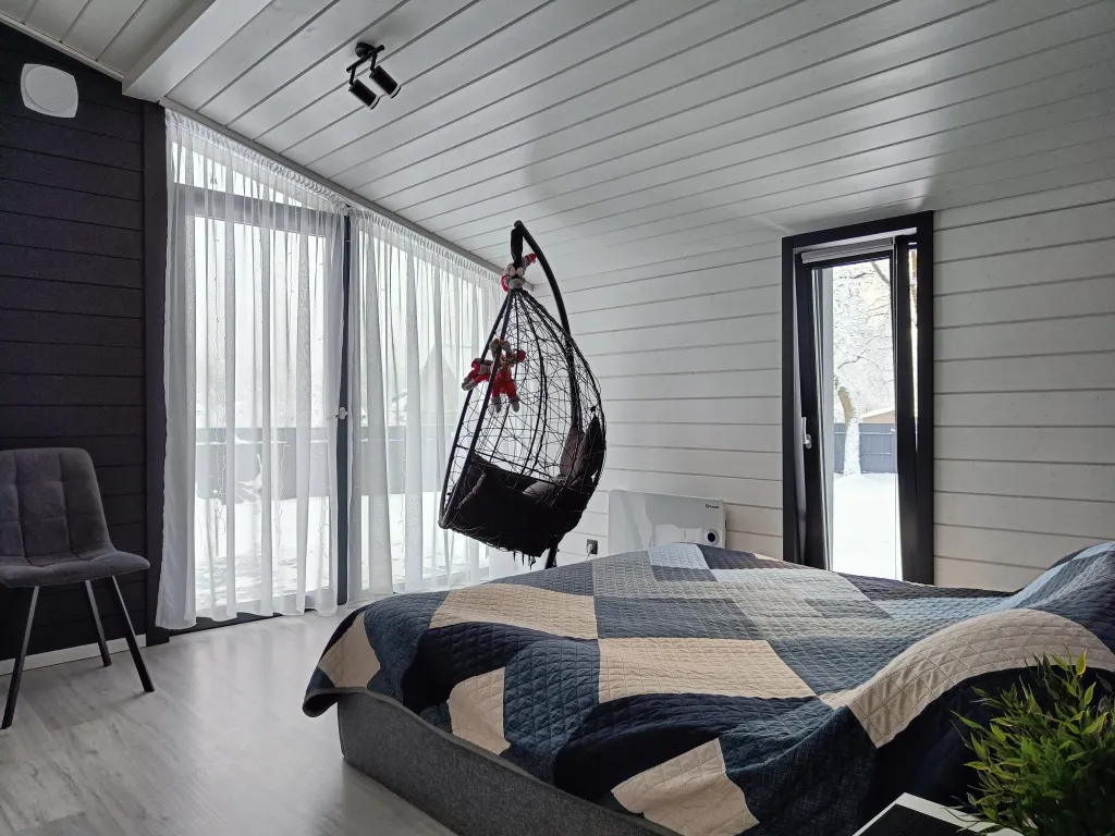 Уютный дом с панорамными окнами и бассейном на участке 15 соток