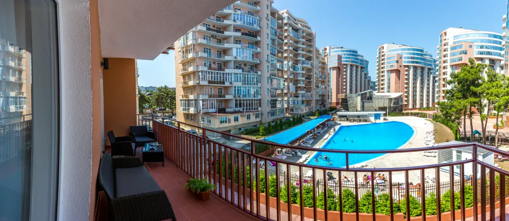 У моря, вид на бассейн