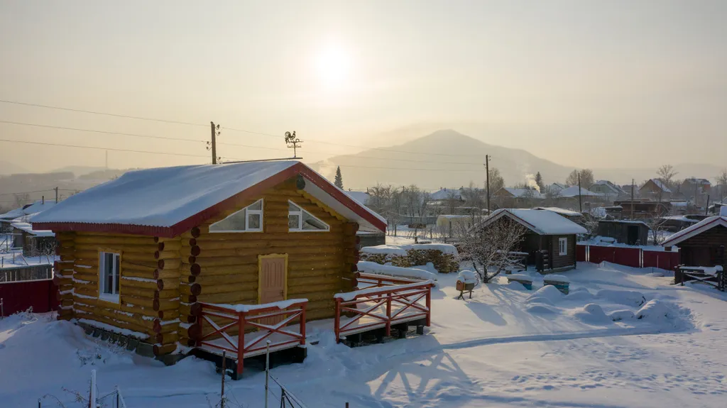 Бревенчатая изба с уникальной отделкой