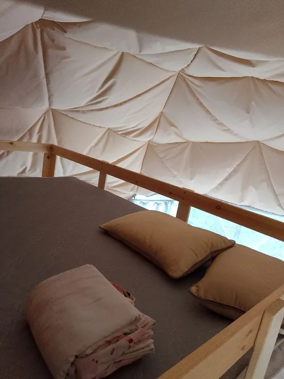 Гео купол в лесу на берегу озера Увильды