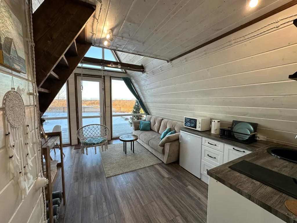 Дом в стиле A-frame на самом берегу реки