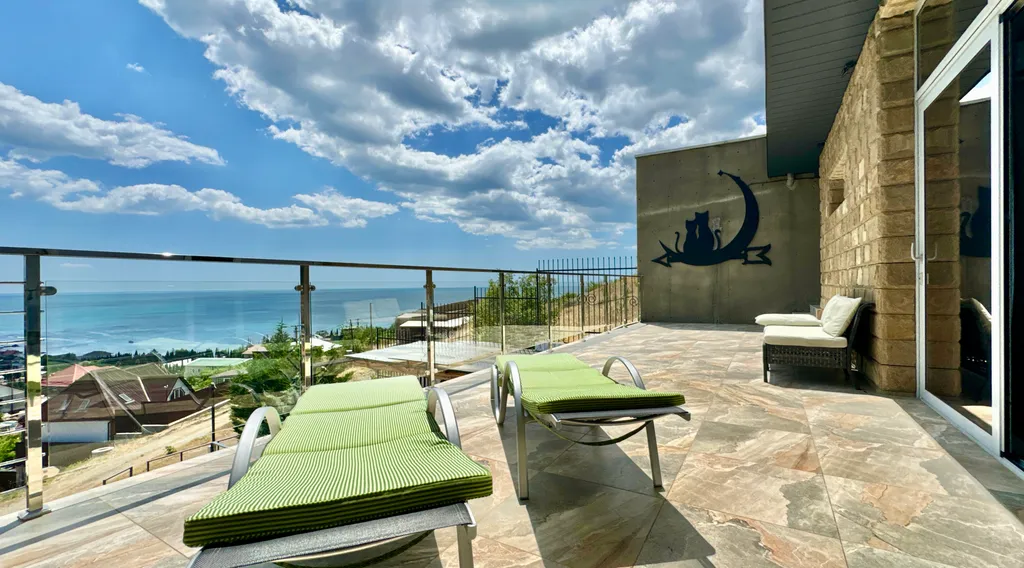 Дом с видом на горы и море