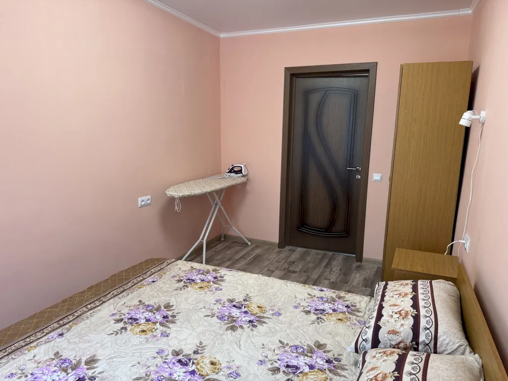 Четырёхкомнатный дом с двориком и мангалом – центр