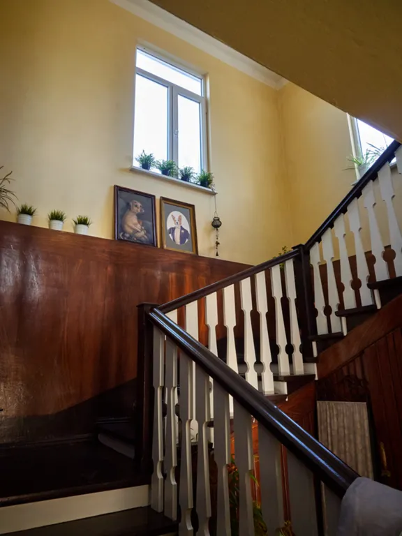 Большой двухэтажный дом с видом на горы