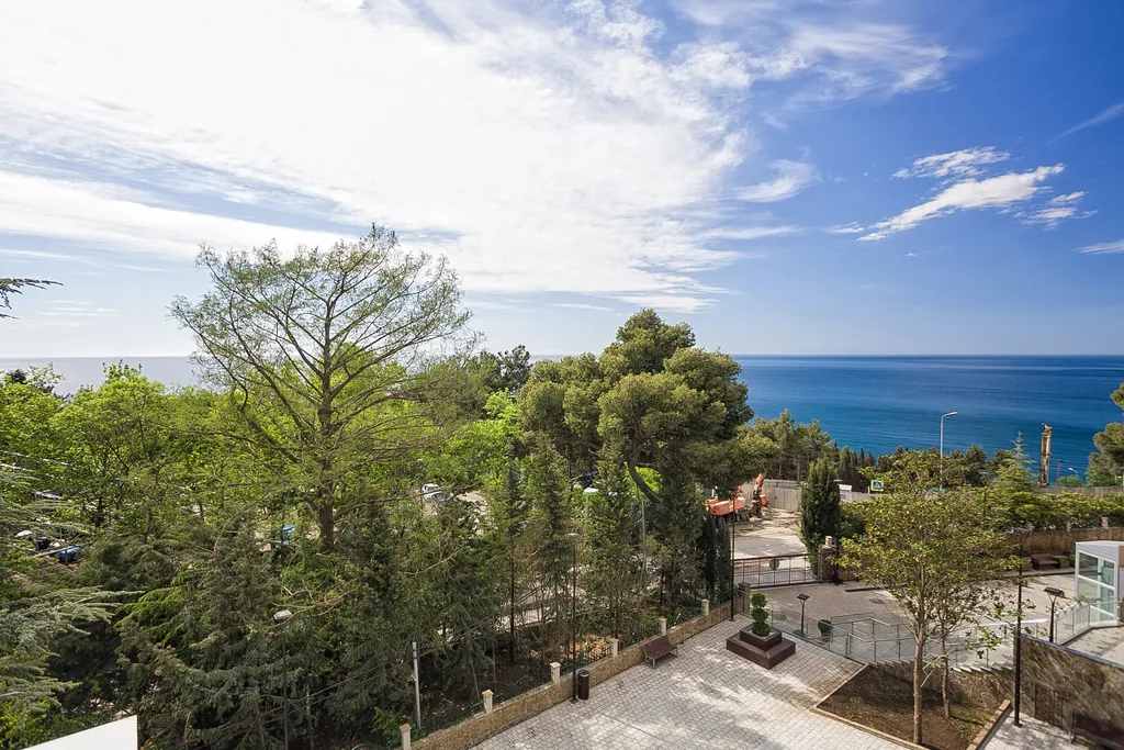 Золотой Ананас с видом на море