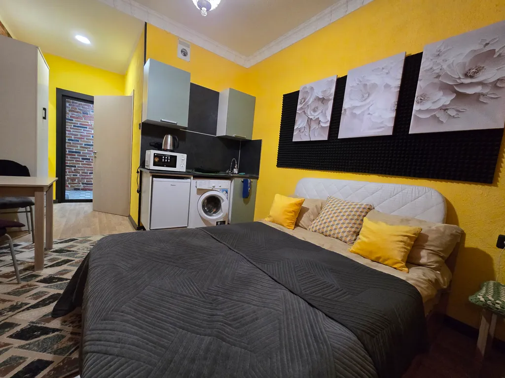 Уютная студия, окна парк