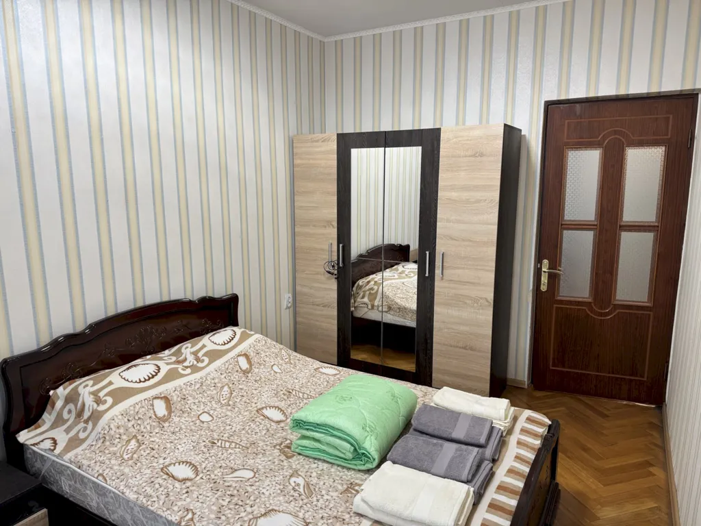 Квартира Четырёхкомнатная квартира в центре с балконом – 7 минут до моря — Геленджик