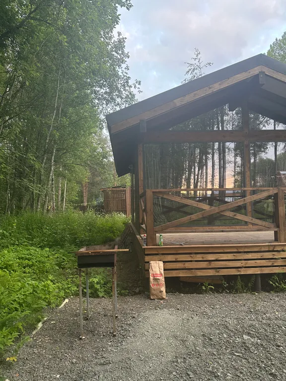 Дом с чаном и панорамными окнами с видом на лес