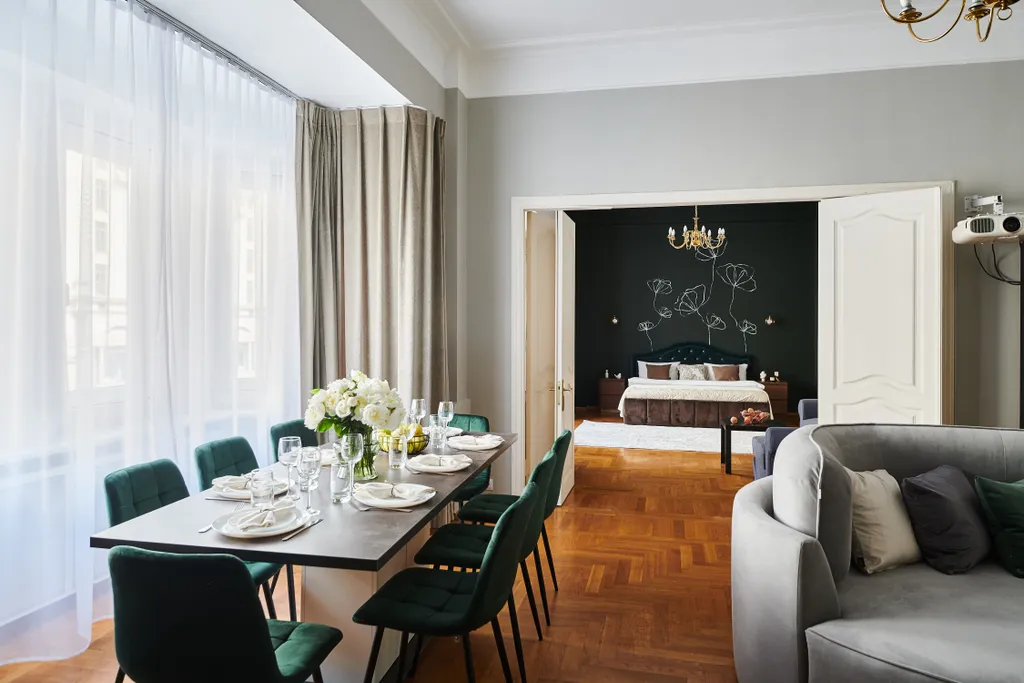 Двенадцать стульев на Тверской