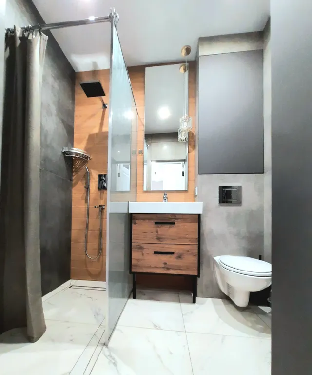 Смотровая квартира с панорамным видом на город с диваном и кроватью