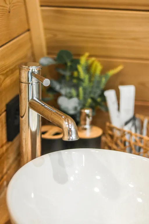 Треугольный домик на склоне горы над ручьём