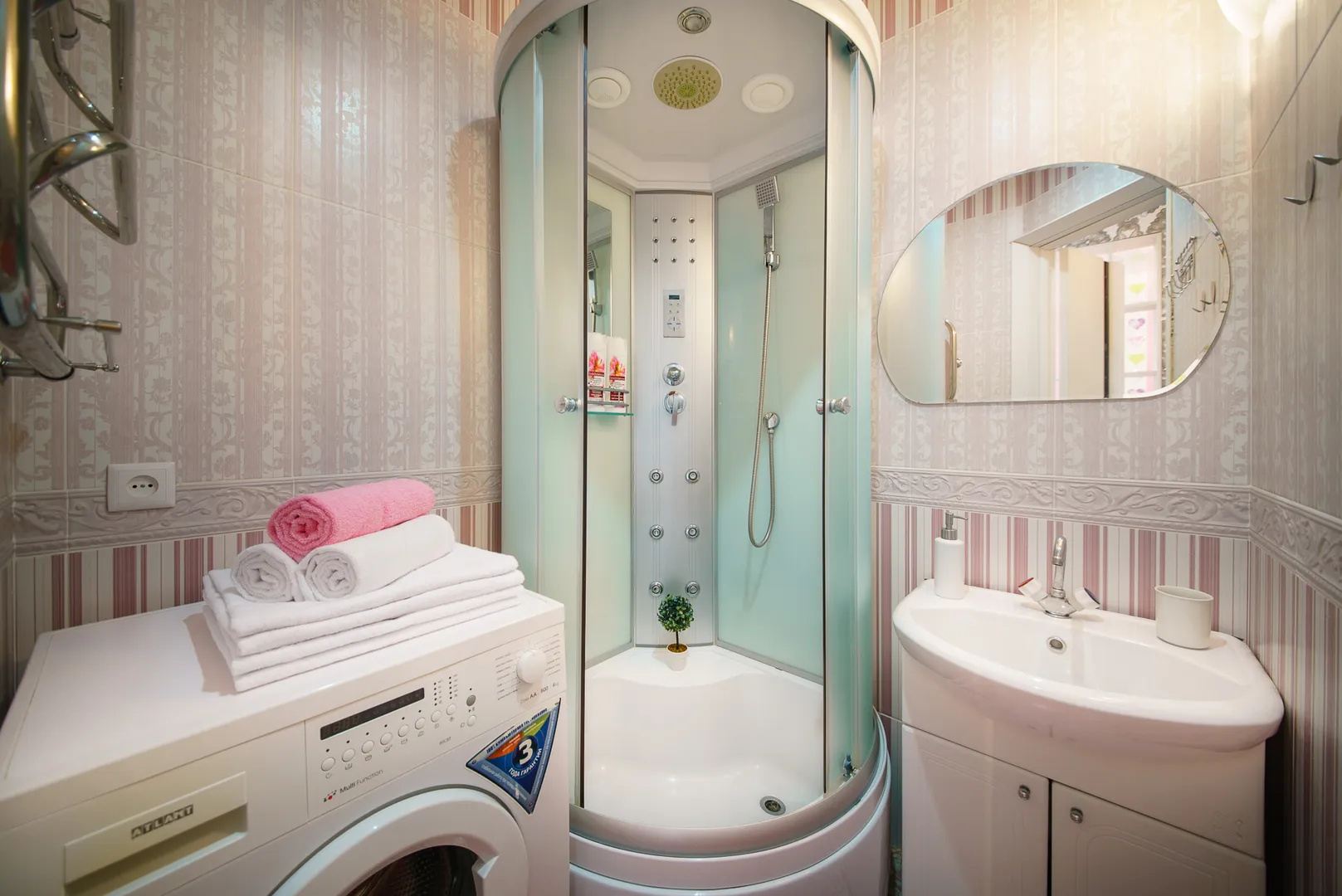 Ванная комната, свежие полотенца, душевая кабина, стиральная машина