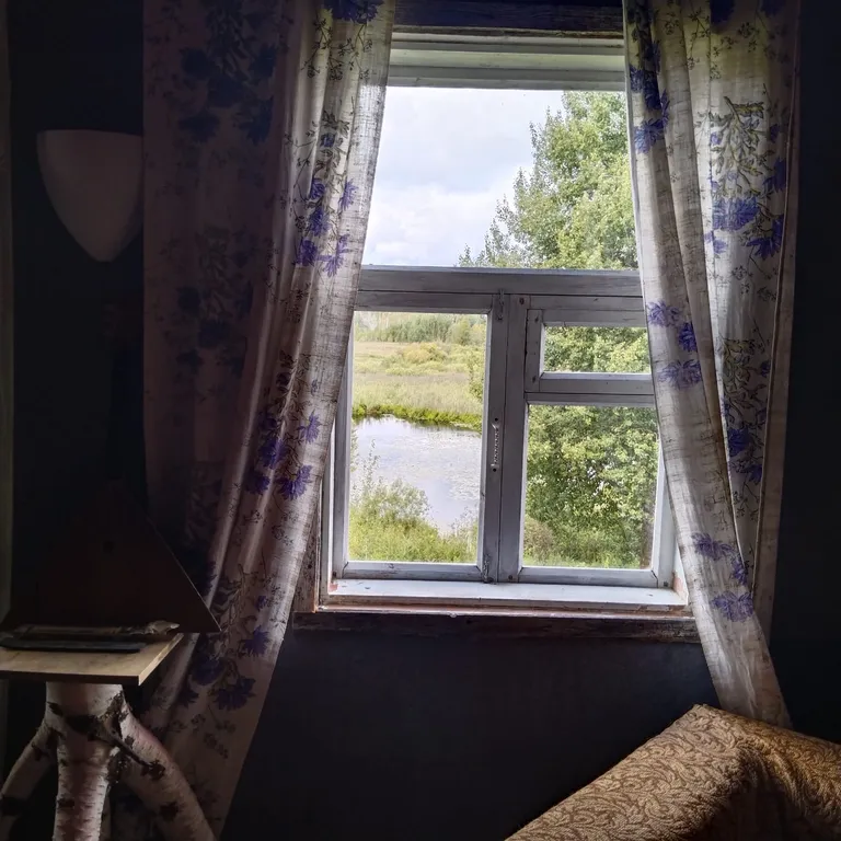 Деревенский дом с видом на озеро