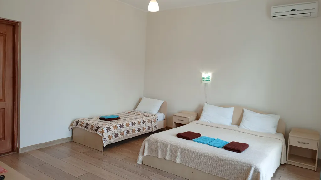 Трёхместная комната с санузлом и видом на море