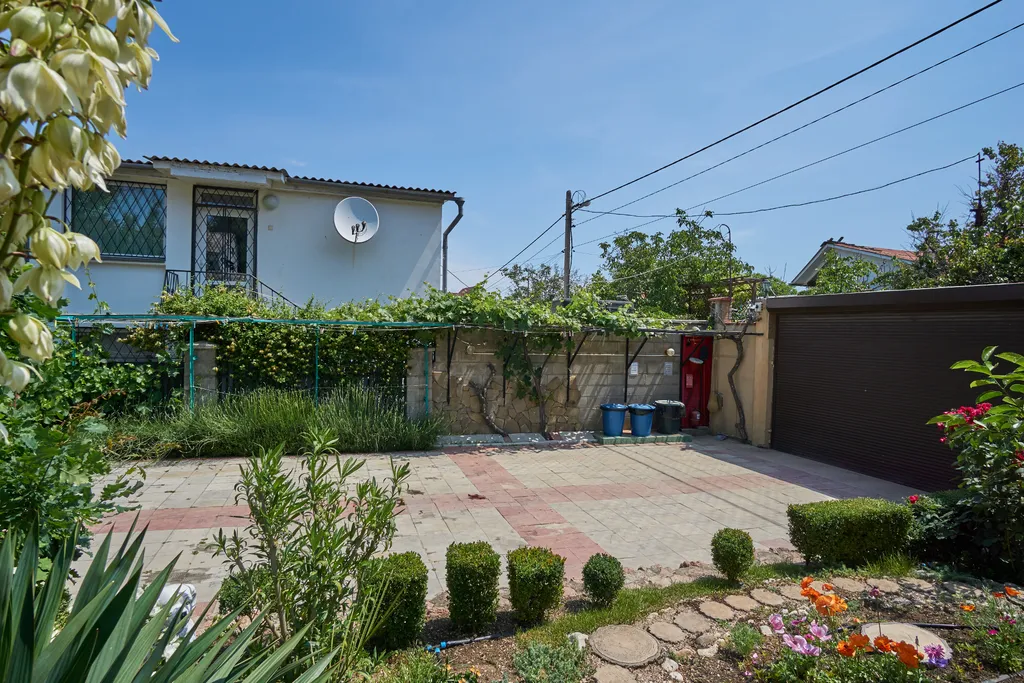 Коттедж Отдельная часть дома с беседкой рядом с парком и пляжем Учкуевка — Севастополь