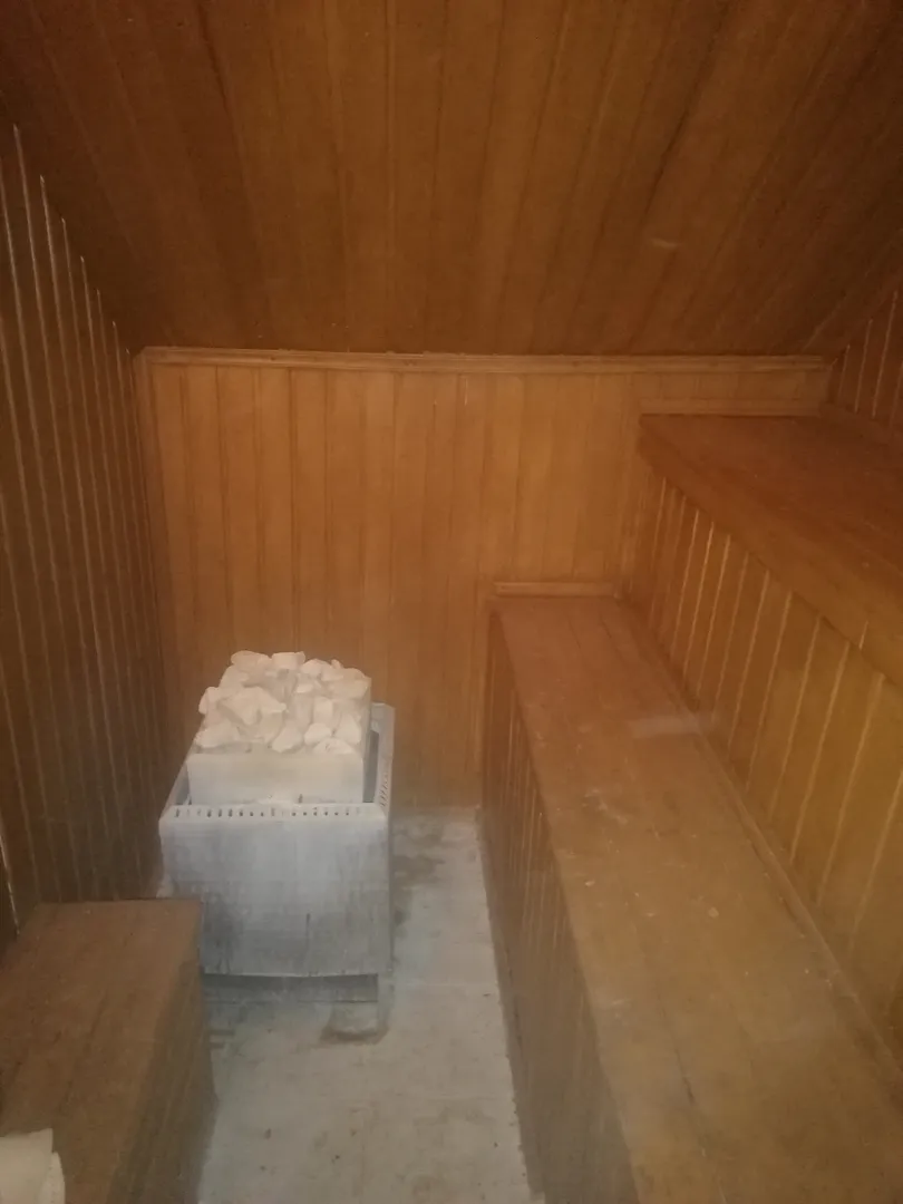 Сауна в русском стиле с камнями (разрешается лить на расколеннве камни аромо-воды для влажного жара. Вместимость на двух ярусах для комфортного парения 4-5 человек