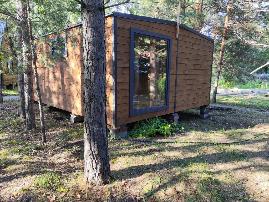 Домик с панорамными окнами в лесу