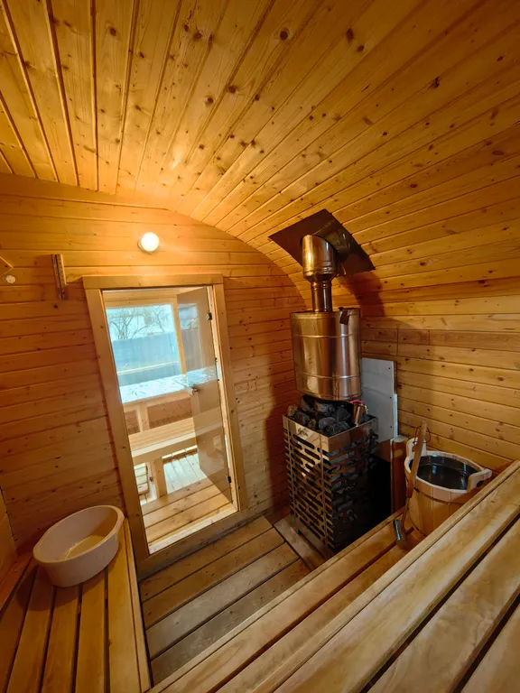 Уютный деревянный домик с видом на реку