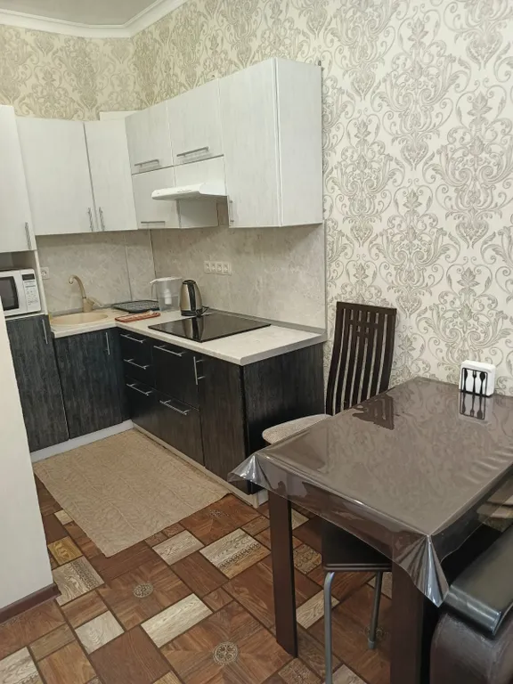 Квартира на банном, Родина