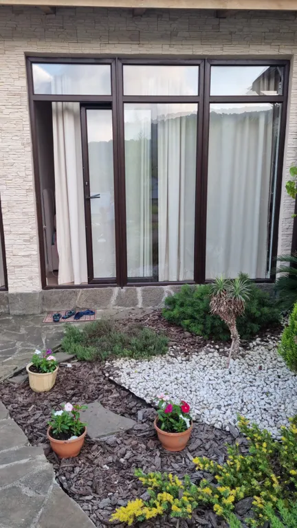 Дом недалеко от моря в лоне гор